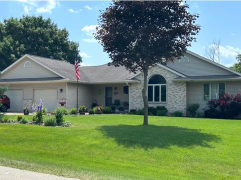 Photo of 608 Fairfield Way, Waukesha, WI 53188 (MLS # 1975153)