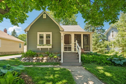 Photo of 834 S Silver Lake St, Oconomowoc, WI 53066 (MLS # 1965729)