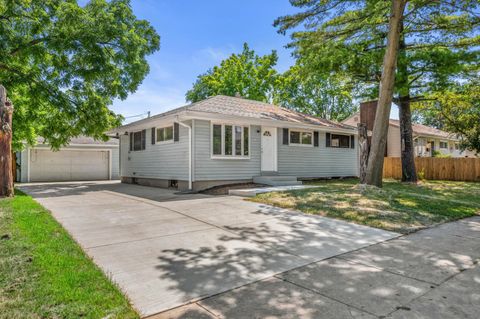 Photo of 6105 W Arizona Ct, Milwaukee, WI 53219 (MLS # 1971483)