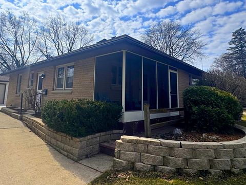 Photo of 733 N Glenn Dr, Waukesha, WI 53188 (MLS # 1955808)