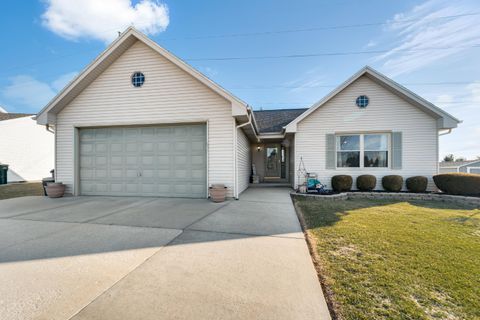 Photo of 8350 S Golden Fields Dr, Oak Creek, WI 53154 (MLS # 1955010)