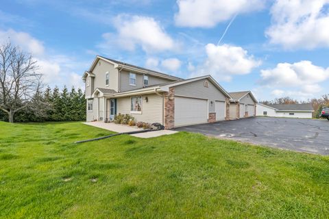 Photo of 1015 E Woodview Ct, Slinger, WI 53086 (MLS # 1960444)