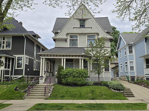 Photo of 2745 N Summit Ave, Milwaukee, WI 53211 (MLS # 1964054)