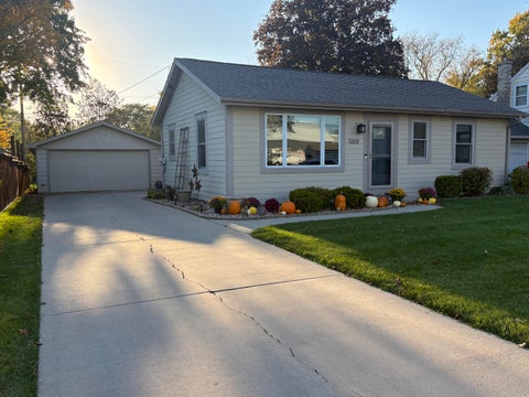 Photo of 1219 Roseland Dr, Kewaskum, WI 53040 (MLS # 1985850)