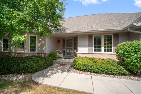 Photo of 10752 N Oxford Ct, Mequon, WI 53092 (MLS # 1972677)