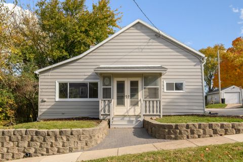 Photo of 1021 Aurora St, Waukesha, WI 53186 (MLS # 1941293)