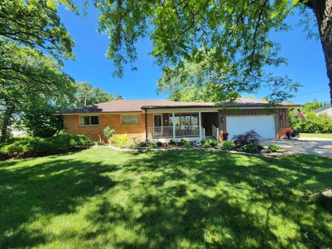 Photo of 9165 S 94th St, Franklin, WI 53132 (MLS # 1970922)