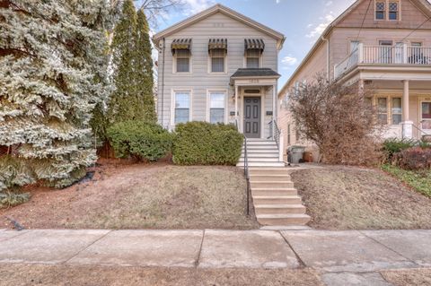 Photo of 1626 N Warren Ave, Milwaukee, WI 53202 (MLS # 1924063)