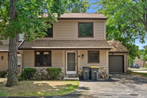 Photo of 1335 Hickory Dr, Waukesha, WI 53186 (MLS # 1971053)