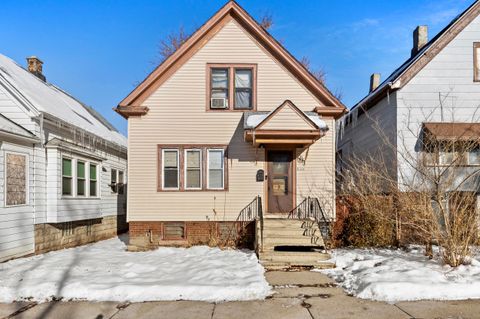 Photo of 1924 W Grant St, Milwaukee, WI 53215 (MLS # 1945351)
