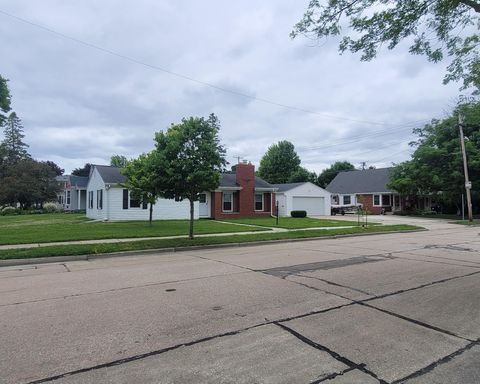 Photo of 601 Isabelle Ave, Racine, WI 53402 (MLS # 1967594)