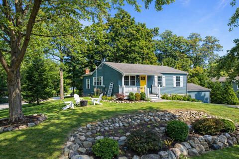 Photo of 426 Sylvan Dr, Fontana, WI 53125 (MLS # 1949909)