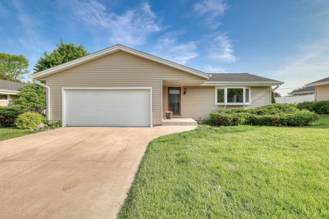 Photo of 2409 W Crabapple Ln, Oak Creek, WI 53154 (MLS # 1921227)