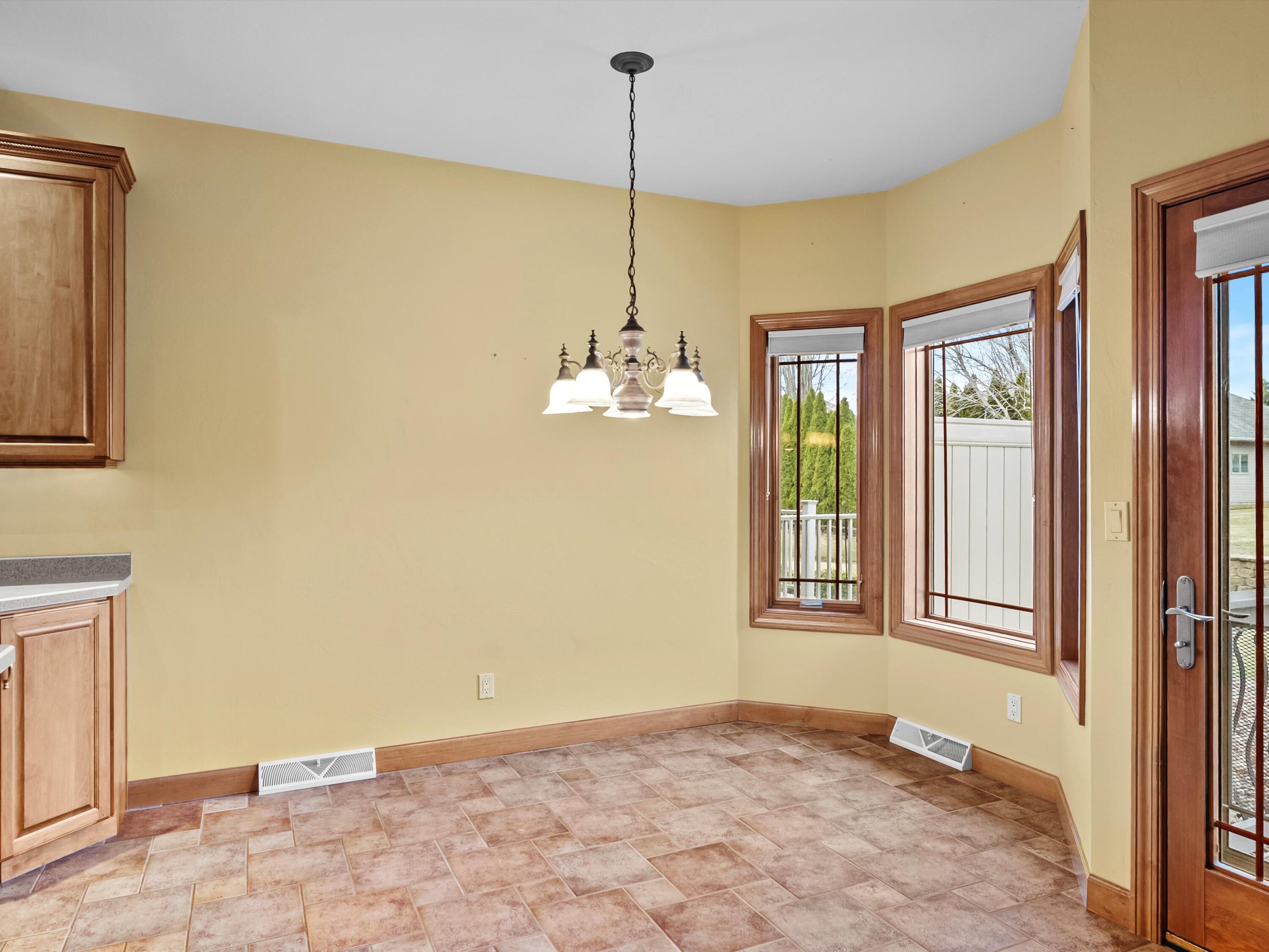 Manitowoc, Wisconsin 54220, United States, 3 Bedrooms Bedrooms, ,3 BathroomsBathrooms,Residential,Pending,103001