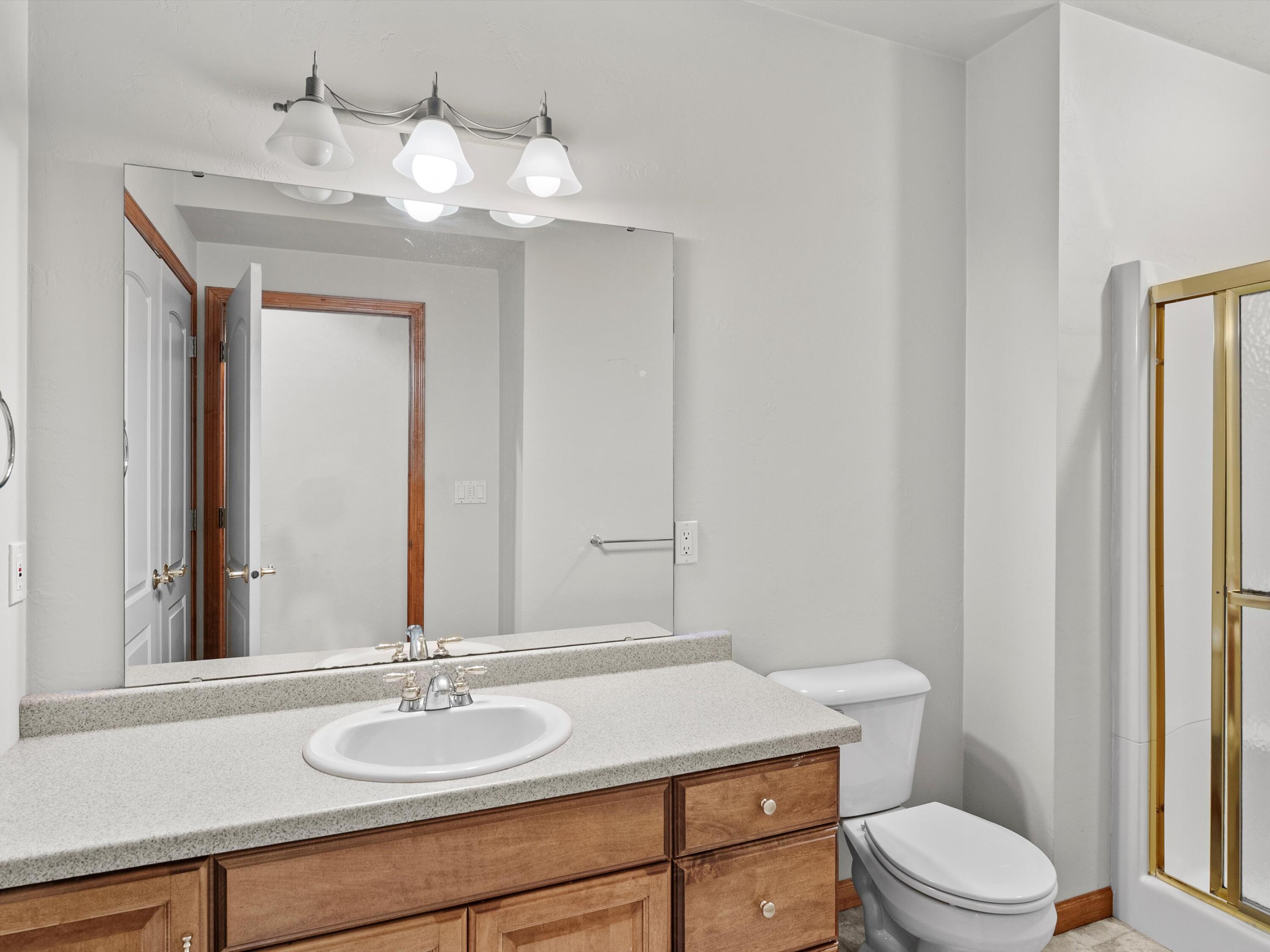 Manitowoc, Wisconsin 54220, United States, 3 Bedrooms Bedrooms, ,3 BathroomsBathrooms,Residential,Pending,103001