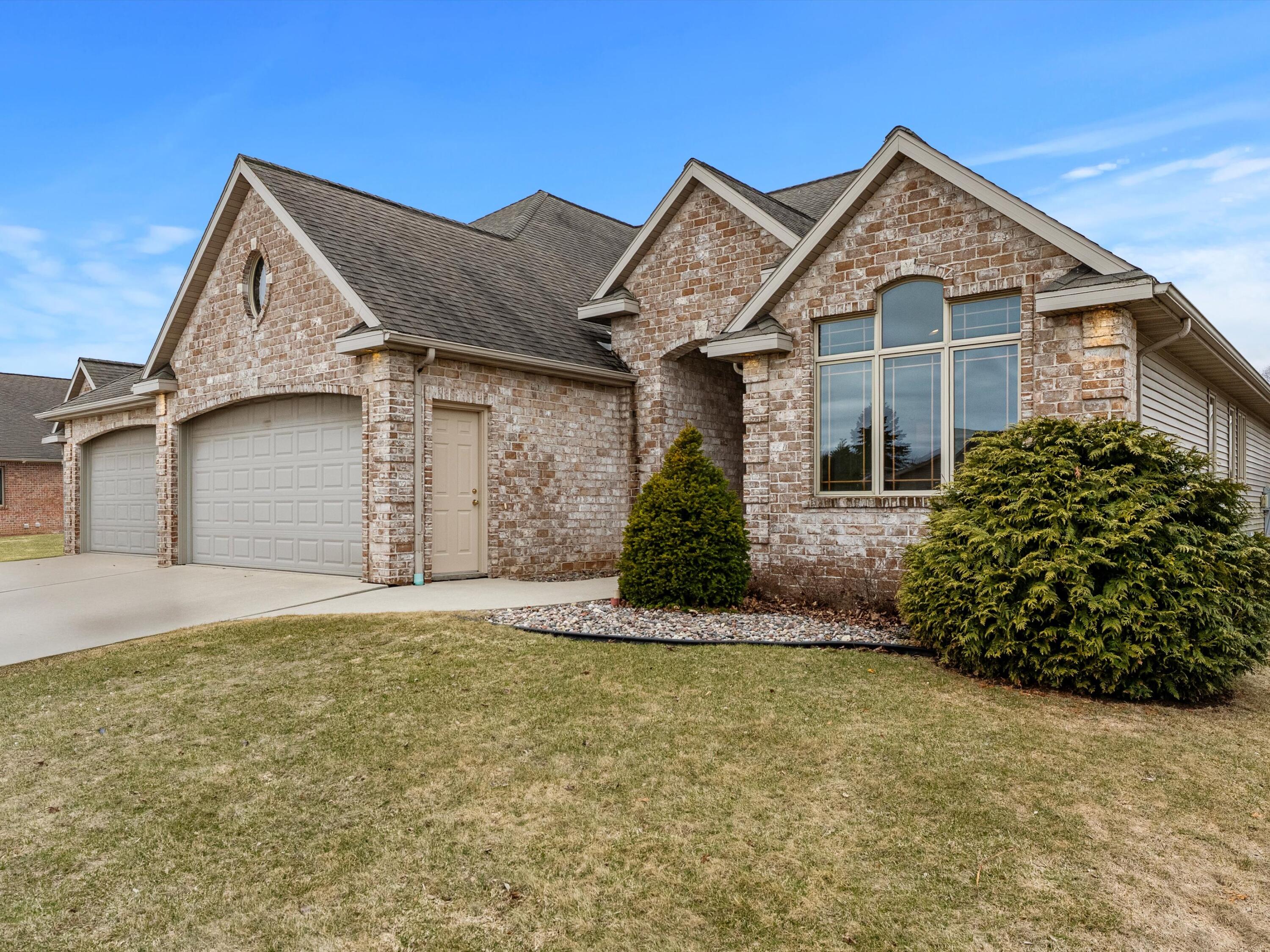 Manitowoc, Wisconsin 54220, United States, 3 Bedrooms Bedrooms, ,3 BathroomsBathrooms,Residential,Pending,103001