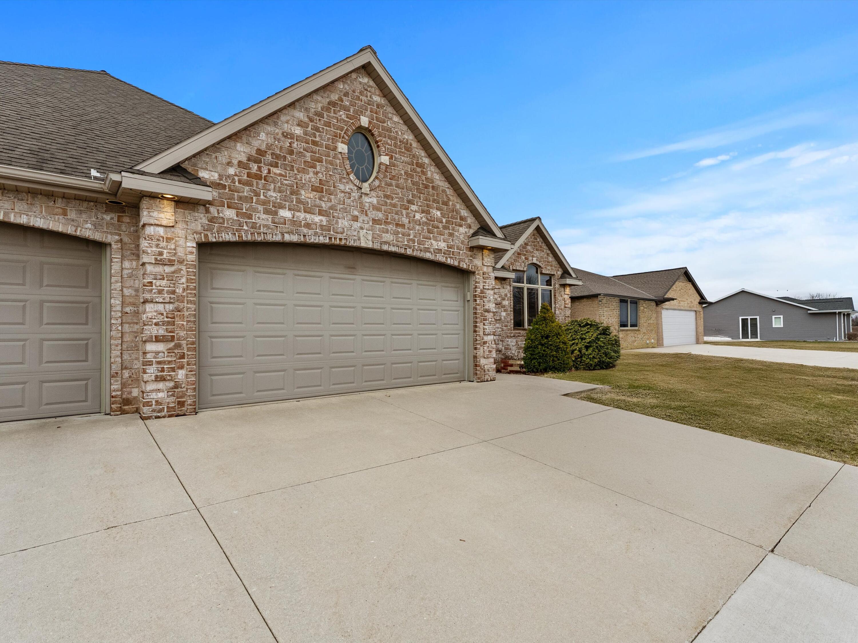 Manitowoc, Wisconsin 54220, United States, 3 Bedrooms Bedrooms, ,3 BathroomsBathrooms,Residential,Pending,103001