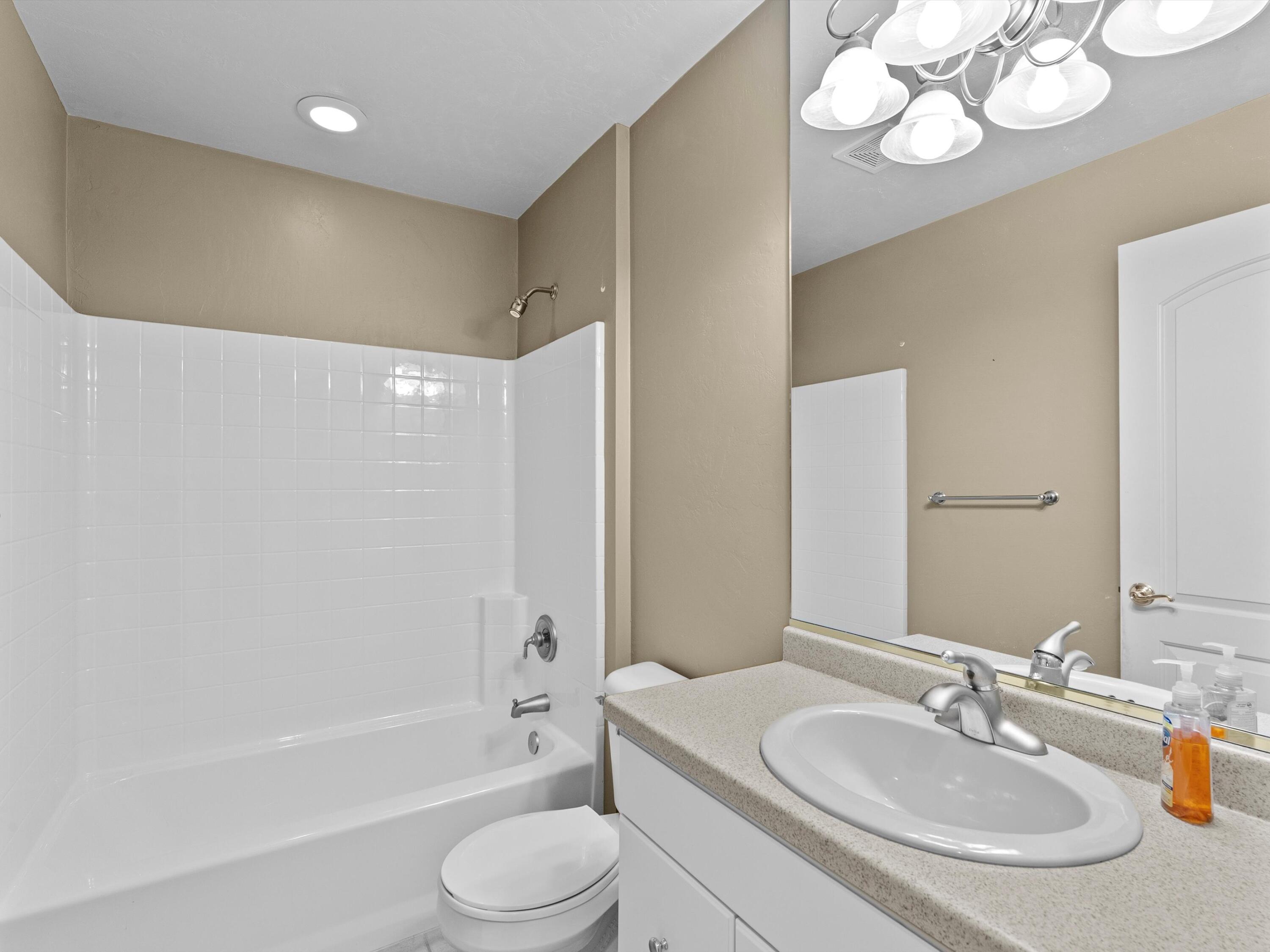 Manitowoc, Wisconsin 54220, United States, 3 Bedrooms Bedrooms, ,3 BathroomsBathrooms,Residential,Pending,103001