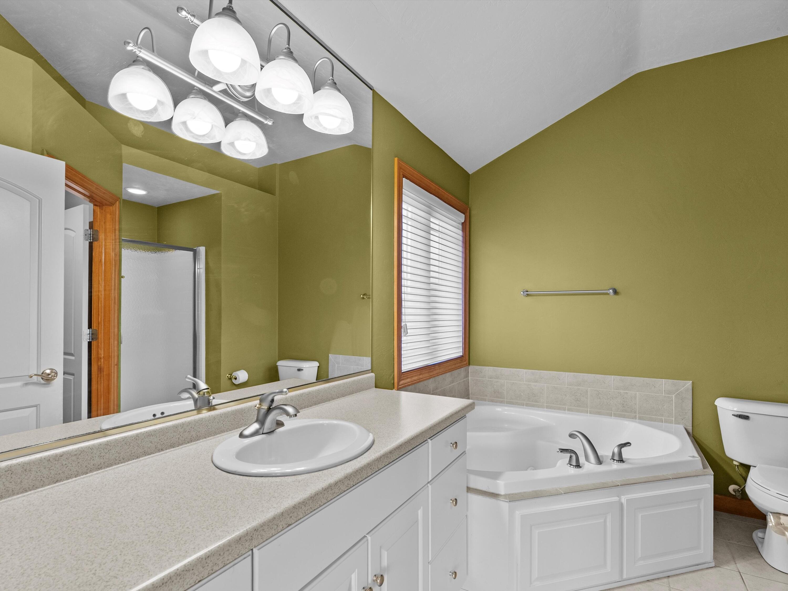 Manitowoc, Wisconsin 54220, United States, 3 Bedrooms Bedrooms, ,3 BathroomsBathrooms,Residential,Pending,103001