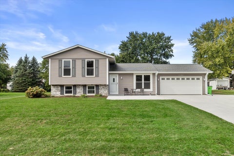 Photo of W208S10489 N Karen Ct, Muskego, WI 53150 (MLS # 1982323)