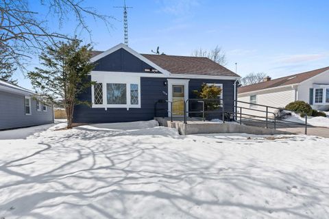 Photo of 1316 N 8th St, Manitowoc, WI 54220 (MLS # 1954720)