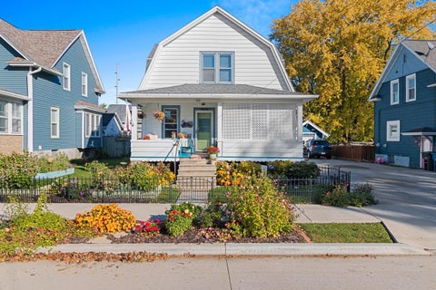 Photo of 406 E Lincoln Ave, Oshkosh, WI 54901 (MLS # 1985915)