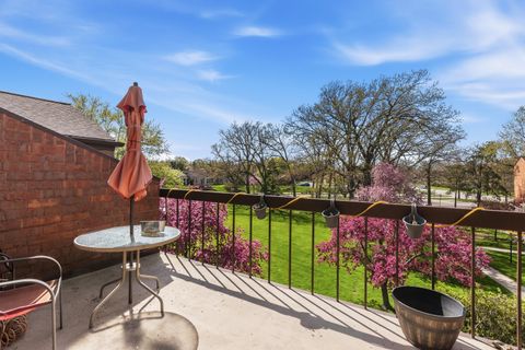 Photo of 5200 S Tuckaway Blvd, Greenfield, WI 53221 (MLS # 1960083)