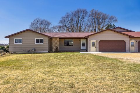 Photo of S5707 Meadowview Ln, Franklin, WI 54665 (MLS # 1953612)