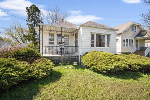 Photo of 2923 W College Ave, Franklin, WI 53221 (MLS # 1959650)