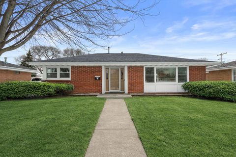 Photo of 1108 Shorecrest Dr, Racine, WI 53402 (MLS # 1947431)
