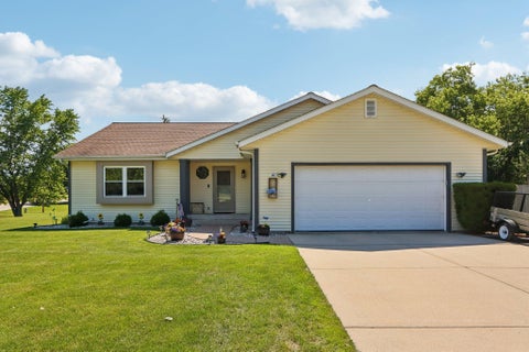Photo of 7710 S Chapel Hill Dr, Franklin, WI 53132 (MLS # 1970374)