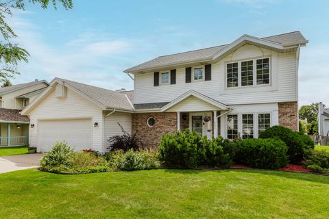 Photo of 621 E Mary Ln, Oak Creek, WI 53154 (MLS # 1950688)