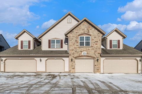 Photo of 2252 W Vista Bella Dr, Oak Creek, WI 53154 (MLS # 1947792)