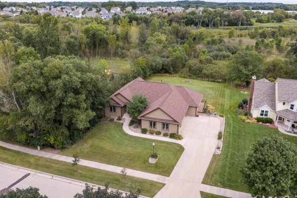 1326 TWO RIVERS CT, MUKWONAGO, WI 53149 - Image ae7c8d90e264f1fb4be83440a392dabc/3867504819