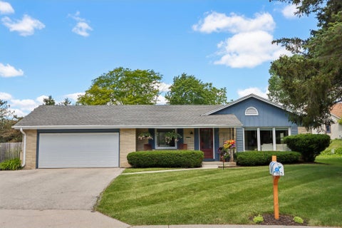 Photo of 7815 N Chadwick Rd, Glendale, WI 53217 (MLS # 1977490)