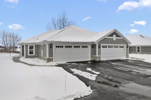 Photo of 544 Hunter Oaks Blvd, Watertown, WI 53094 (MLS # 1946295)