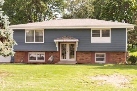 Photo of 713 Oxford Dr, Hartland, WI 53029 (MLS # 1981571)