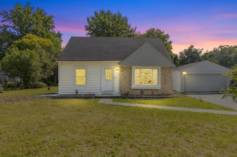 Photo of 550 N Riverside Dr, Saukville, WI 53080 (MLS # 1947523)