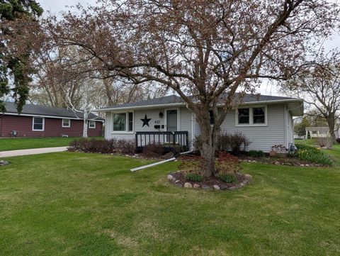 Photo of 421 N Lincoln St, Elkhorn, WI 53121 (MLS # 1958529)