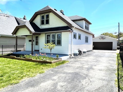 Photo of 2401 W Plainfield Ave, Milwaukee, WI 53221 (MLS # 1966458)