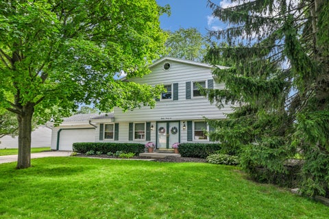 Photo of 8021 W Cascade Dr, Franklin, WI 53132 (MLS # 1979911)
