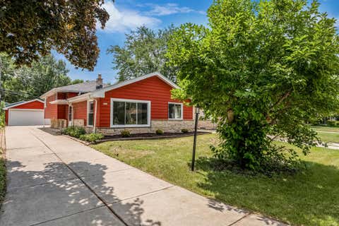 Photo of 9821 W Grantosa Dr, Wauwatosa, WI 53222 (MLS # 1974889)