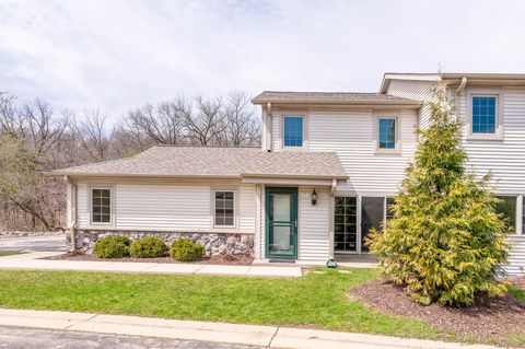 Photo of 2255 Circle Rdg, Delafield, WI 53018 (MLS # 1957466)