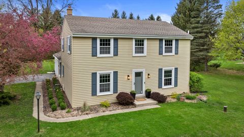 Photo of 10606 Robinwood Ct, Cedarburg, WI 53012 (MLS # 1959090)