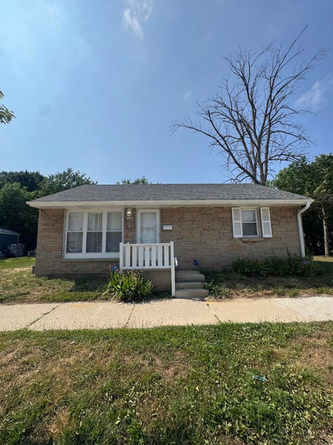 Photo of 5525 N Long Island Dr, Milwaukee, WI 53209 (MLS # 1973102)