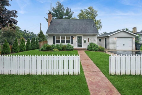 Photo of 1016 Logan St, Lake Geneva, WI 53147 (MLS # 1982870)