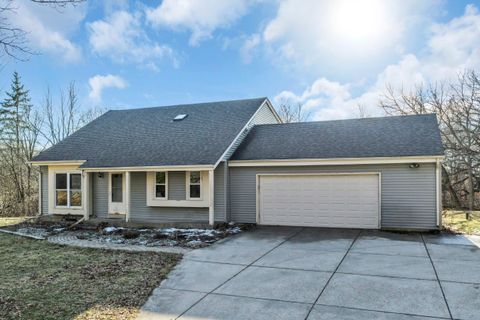 Photo of W313S6637 Spring Dr, Mukwonago, WI 53149 (MLS # 1950672)