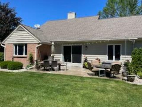 Photo of 10305 N Adams Ct, Mequon, WI 53092 (MLS # 1900653)