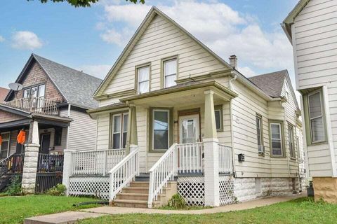Photo of 2166 S 6th St, Milwaukee, WI 53215 (MLS # 1943577)