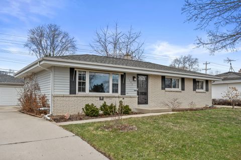 Photo of 1553 Parknoll Ln, Port Washington, WI 53074 (MLS # 1954634)